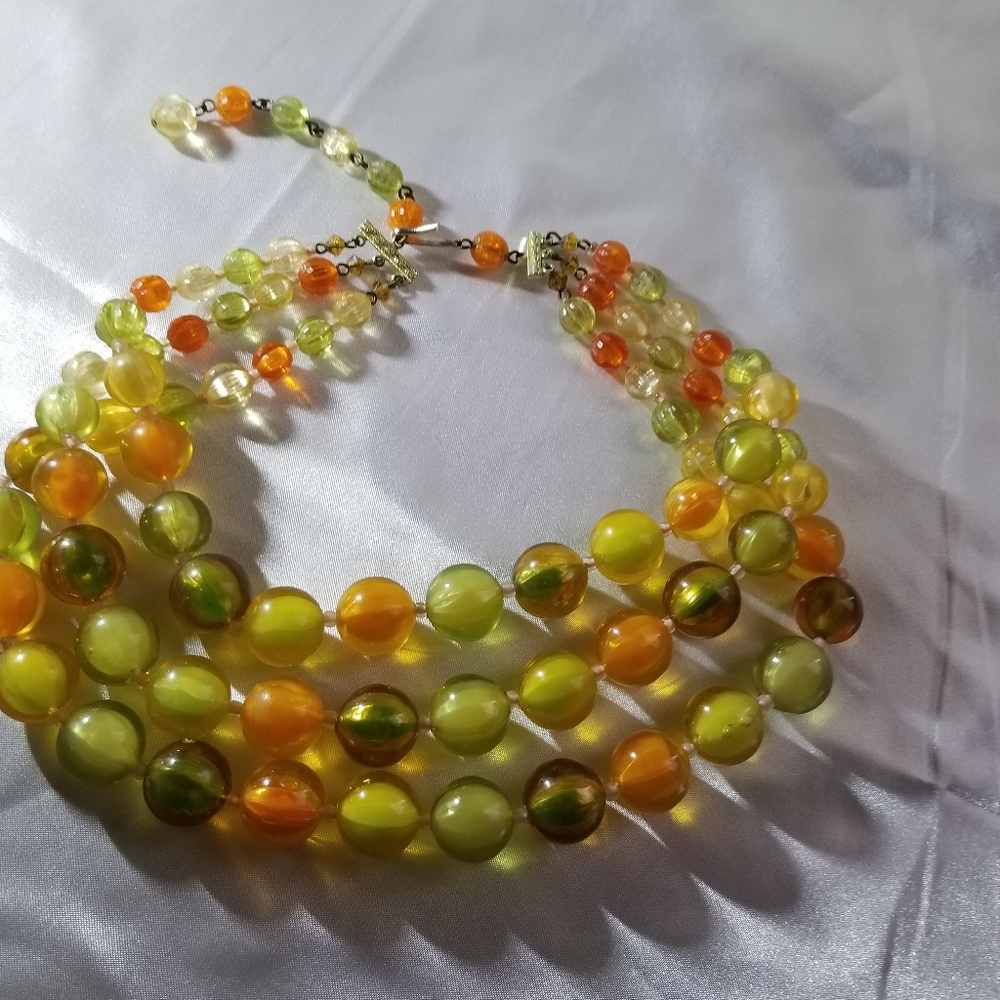 3 strand beaded necklace. Multicolor peach, green, tangerine. Circa 1950s/1960s. - Picture 6 of 14